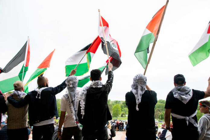 Saint,Louis,,Missouri,-,May,15,,2021:,Protestors,Wave,Palestinian