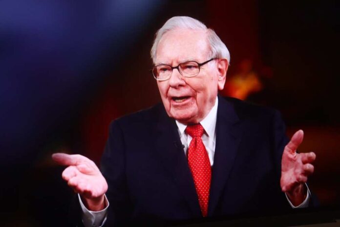 shutterstock_2620358393.jpg featured image Warren Buffett