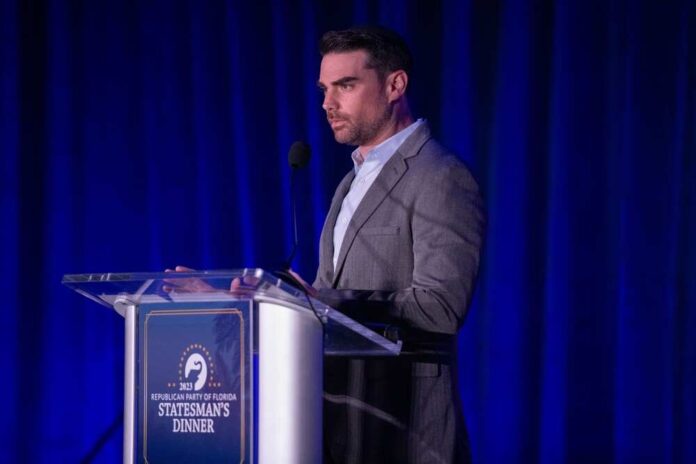 A man speaking at a podium during a political dinner event