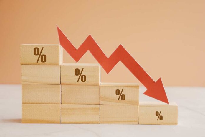 Wooden,Blocks,With,Percentage,Sign,And,Down,Arrow,,Financial,Recession Wooden blocks with percentage symbols and a downward arrow indicating decline