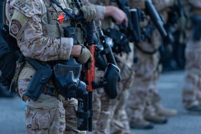Los,Angeles,,Usa,,June,8,,2025:,Close-up,Of,National Law enforcement officers in tactical gear holding weapons