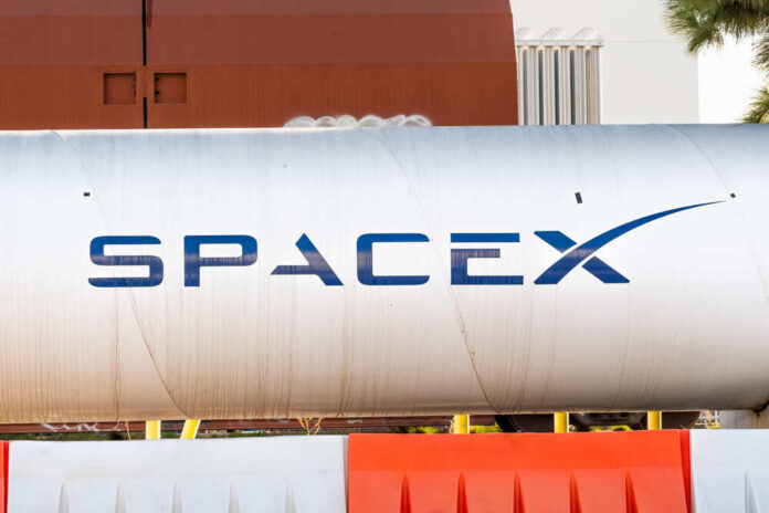 Dec,8,,2019,Hawthorne,/,Los,Angeles,/,Ca,/ Large silver cylindrical tank with a blue logo