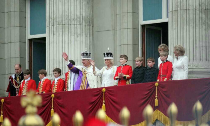 shutterstock_2305138241 People in royal attire on a palace balcony.