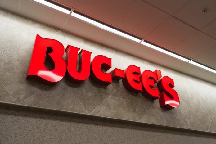 Springfield,,Missouri,-,October,26,,2025:,A,Sign,Inside,A Exterior view of a Buc-ee's convenience store with cars parked outside